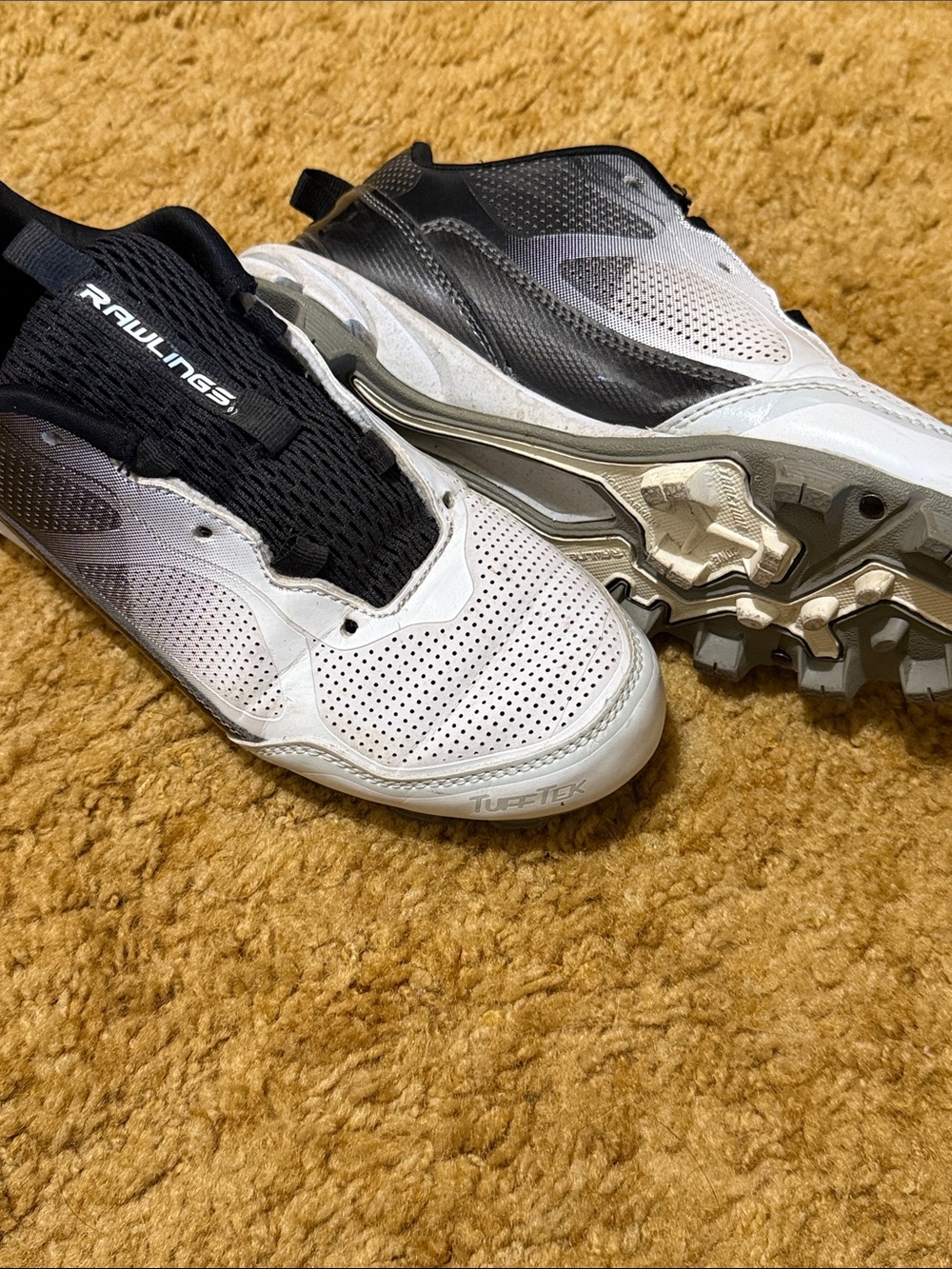 Rawlings White and Black Men's Athletic cleats